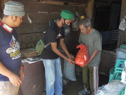 Keliling Naik Motor, Pemuda di Polman Beri Sembako ke Warga Terdampak Corona