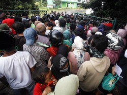 Ratusan Warga Berdesakan Antre Bansos di Kantor Pos Subang