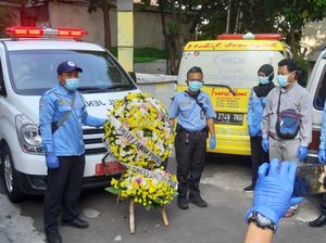 Petugas AGD DKI Meninggal di Masa Penanganan Corona, Rekan Beri Penghormatan