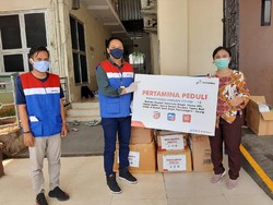 Pertamina Berikan Bantuan APD ke Tenaga Medis RS Rujukan di Serang