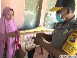 Warga Mamuju Berbagi Masker di Tengah Pandemi Corona