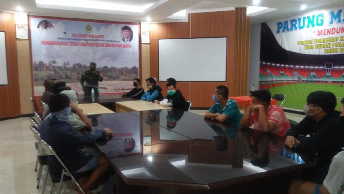 Belasan pria gay digrebek di pemandian air panas Bogor