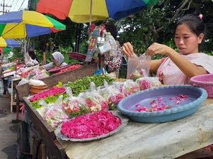 Curhat Penjual Kembang TPU Karet Bivak: Buat Makan Saja Tak Cukup!