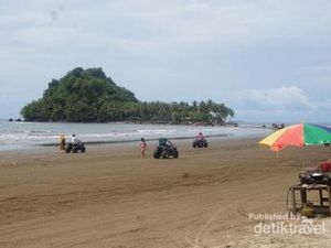 10 Pantai Padang yang Memikat Hati, Cocok Didatangi Saat Liburan! 10 Pantai Padang yang Memikat Hati, Cocok Didatangi Saat Liburan!