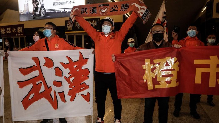 WUHAN, CHINA - APRIL 18:(CHINA OUT) Supporters of Wuhan Zall football team welcome the team when they arrive arrive at Wuhan railway station on April 18, 2020 in Hubei, China. The Wuhan Zall football team left Wuhan on January 5, 2020 for a training session in Guangzhou of Guangdong Province. Since then the team has spent 104 days training in Malaga, Spain and other cities in Guangdong before finally returning to Wuhan on Saturday, finishing a prolonged journey during the Coronavirus (COVID-19) pandemic.(Photo by Getty Images)