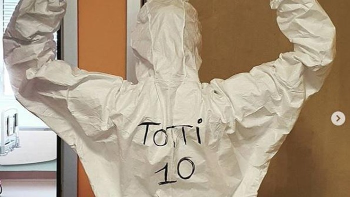 Tenaga medis dengan baju APD bertuliskan Totti di Italia.