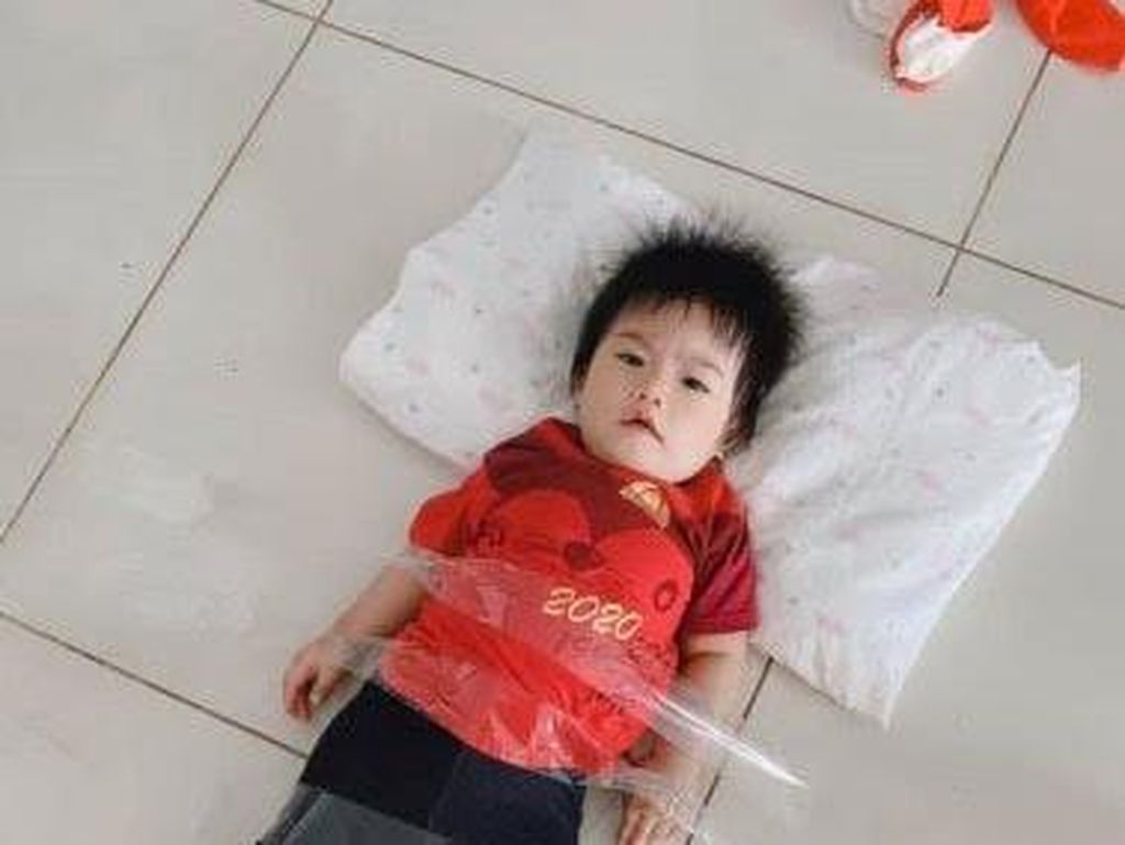 Viral Foto Balita Dipasung Pakai Selotip agar Ayah Bisa Kerja dari Rumah Viral Foto Balita Dipasung Pakai Selotip agar Ayah Bisa Kerja dari Rumah