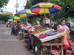 Peziarah Sepi, Omzet Pedagang Kembang Turun hingga 50 persen