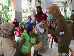 Peduli Lansia di Masa Pandemi, Komunitas Akhwat Bagikan Sembako-Masker