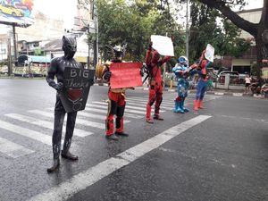 Warga Makassar Masih Keluyuran Saat PSBB, Superhero Turun Tangan