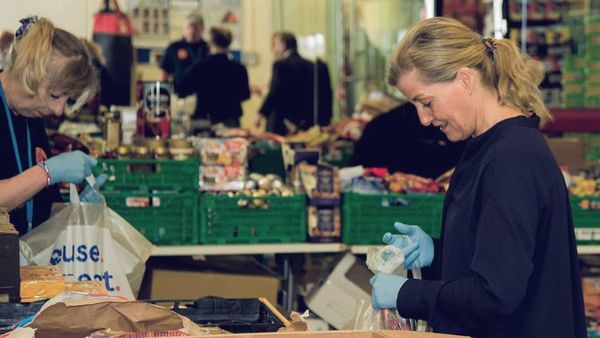Foto: Menantu Ratu Elizabeth II Bantu Siapkan Sembako untuk Tenaga Medis