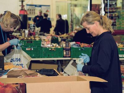 Foto: Menantu Ratu Elizabeth II Bantu Siapkan Sembako untuk Tenaga Medis