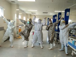 Suka Duka Perawat Hadapi COVID-19, Survive Hingga Main TikTok