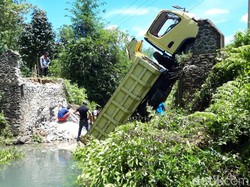 Jembatan di Polman Ambruk, Truk Bermuatan Beras Terperosok ke Sungai