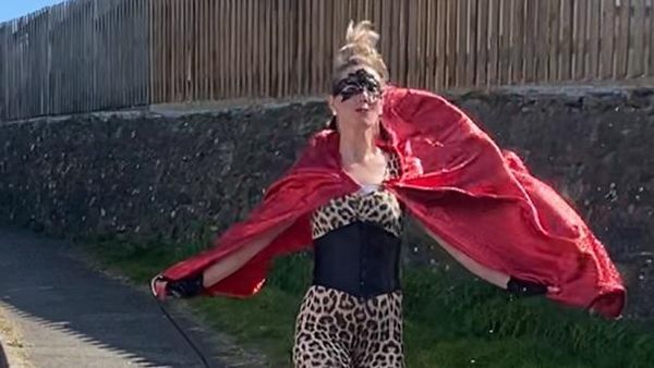 Jadi Hiburan, Aksi Wanita dan Anjingnya Berkostum Unik di Masa Karantina