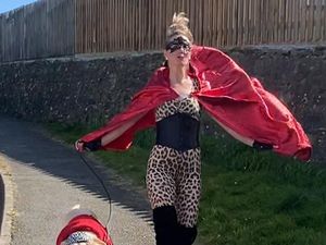 Jadi Hiburan, Aksi Wanita dan Anjingnya Berkostum Unik di Masa Karantina