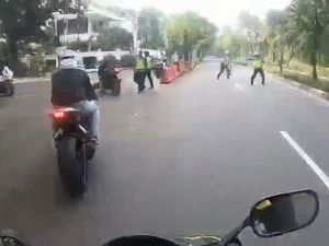 Polisi Setop Kebut-kebutan Motor Sport di Pattimura, Nyaris Diserempet Polisi Setop Kebut-kebutan Motor Sport di Pattimura, Nyaris Diserempet