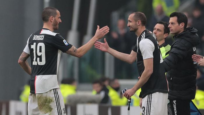 TURIN, ITALY - FEBRUARY 16: Leonardo Bonucci of Juventus is replaced by his team-mate Giorgio Chiellini during the Serie A match between Juventus and Brescia Calcio at Allianz Stadium on February 16, 2020 in Turin, Italy. (Photo by Emilio Andreoli/Getty Images)