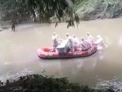 Viral Petugas Ber-APD Bawa Peti Mati Seberangi Sungai di Padang, Ini Ceritanya