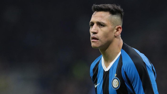 MILAN, ITALY - JANUARY 29:  Alexis Sanchez of FC Internazionale looks on during the Coppa Italia Quarter Final match between FC Internazionale and ACF Fiorentina at San Siro on January 29, 2020 in Milan, Italy.  (Photo by Emilio Andreoli/Getty Images)