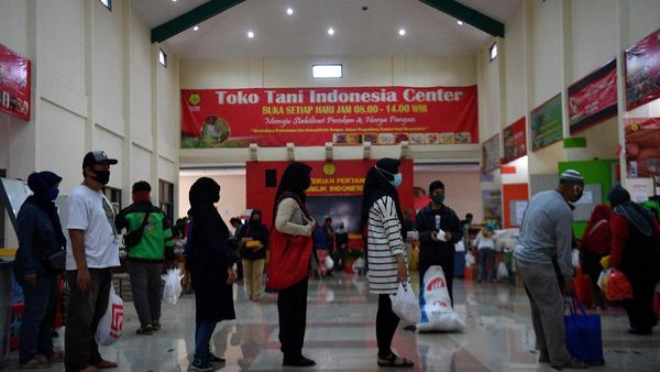 Warga Antre Belanja Kebutuhan Pokok Jelang Ramadhan