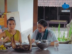 Cerita Happy Salma Belajar Arti Kesabaran dari Memasak Bebek Betutu