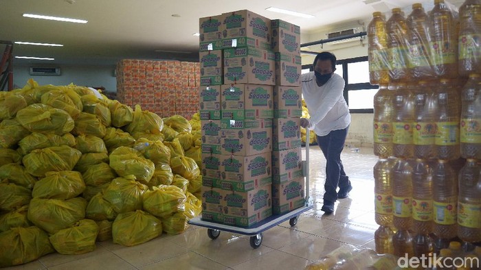 Pemerintah Kota Bekasi segera mendistribusikan bantuan sosial berupa sembako bagi 150 ribu rumah tangga terdampak COVID-19 di Kota Bekasi.