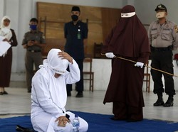 100 Kali Cambukan untuk Bocah yang Berpesta Seks di Serambi Mekah