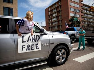 Salut! Tenaga Medis Hadang Pengunjuk Rasa yang Protes Soal Lockdown