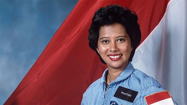 Pratiwi Sudarmono lahir di Bandung, Jawa Barat, pada 31 Juli 1952.