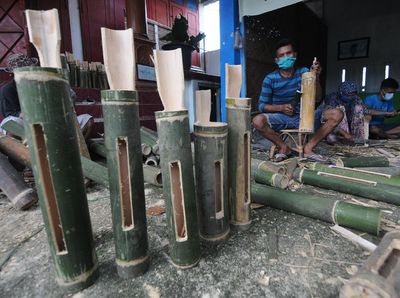 Melihat Pembuatan Kentongan