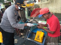 Semringahnya Tukang Becak di Situbondo Terima Bantuan Sembako