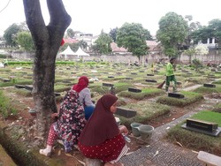 Duka Pembersih Kubur Maryah Mengais Rupiah di Tengah Pandemi