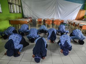 Dilantik, PNS di Jabar Langsung Sujud Syukur