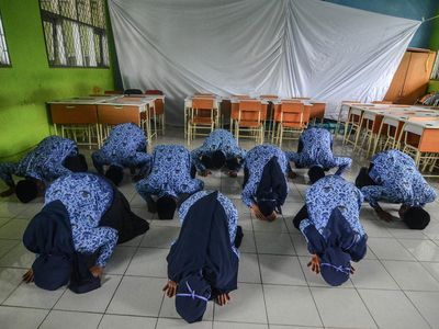 Dilantik, PNS di Jabar Langsung Sujud Syukur