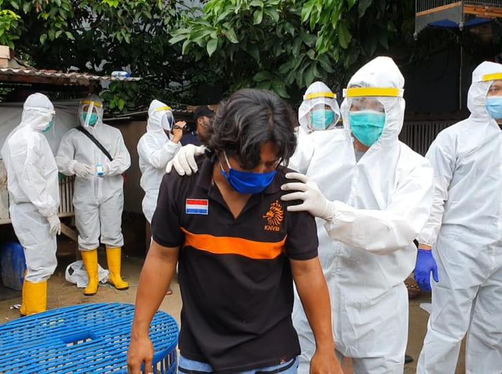 Polisi Pakai APD Gerebek Judi Sabung Ayam di Bekasi, 27 Orang Ditangkap