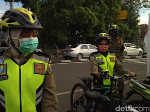 Cerita Petugas Satlinmas Perempuan di Cirebon Berptroli di Tengah Corona