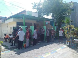 Petugas Ber-APD Evakuasi Warga Lamongan yang Ditemukan Meninggal di Rumah