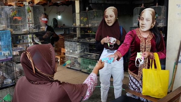 Kartini Bagi-bagi Masker untuk Antisipasi Corona