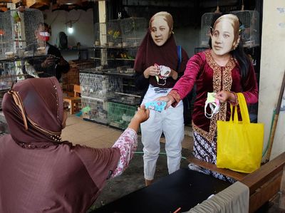 Kartini Bagi-bagi Masker untuk Antisipasi Corona