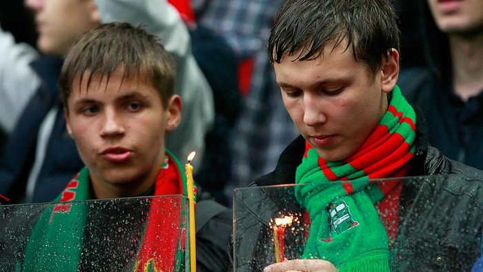 MOSCOW, RUSSIA - SEPTEMBER 10: Fans of FC Lokomotiv Moscow light candles as they pay their respects to the victims of a plane crash carrying Russian hockey team Lokomotiv Yaroslavl during the Russian Premier League match between FC Lokomotiv Moscow and FC Zenit St. Petersburg at the Lokomotiv Stadium on September 10, 2011 in Moscow, Russia.  (Photo by Dmitry Korotayev/Epsilon/Getty Images)