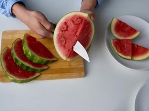 Anti Ribet! Begini Trik Potong Semangka ala Netizen TikTok Anti Ribet! Begini Trik Potong Semangka ala Netizen TikTok