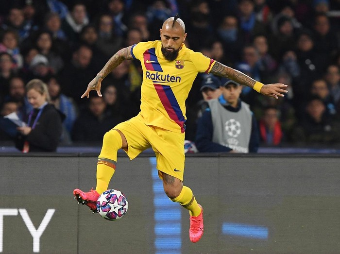 NAPLES, ITALY - FEBRUARY 25: Arturo Vidal of FC Barcelona during the UEFA Champions League round of 16 first leg match between SSC Napoli and FC Barcelona at Stadio San Paolo on February 25, 2020 in Naples, Italy. (Photo by Francesco Pecoraro/Getty Images)