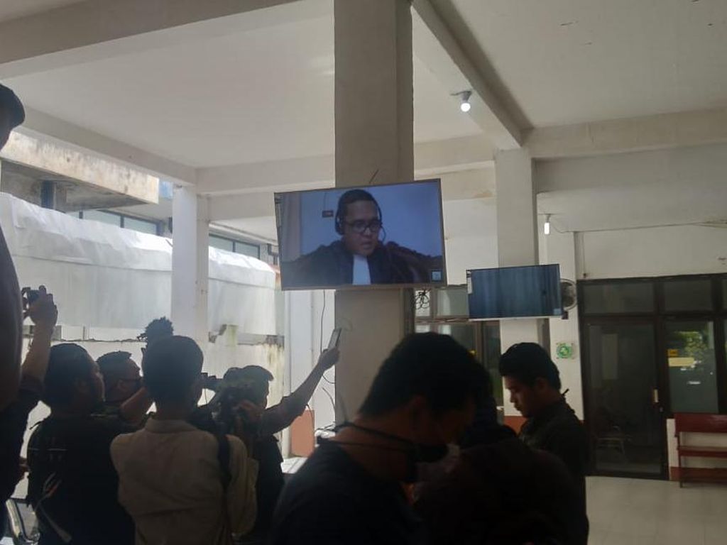 Bupati Muara Enim Nonaktif Dituntut 7 Tahun Penjara Bupati Muara Enim Nonaktif Dituntut 7 Tahun Penjara