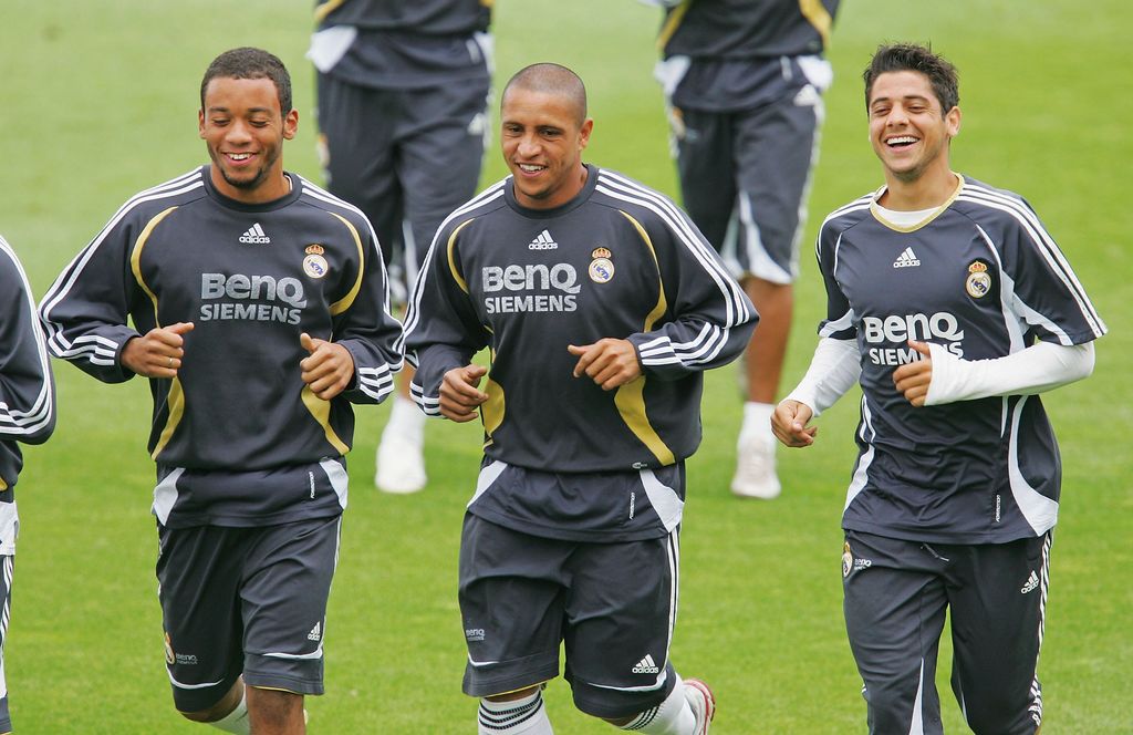 Marcelo (kiri) dan Roberto Carlos (tengah)