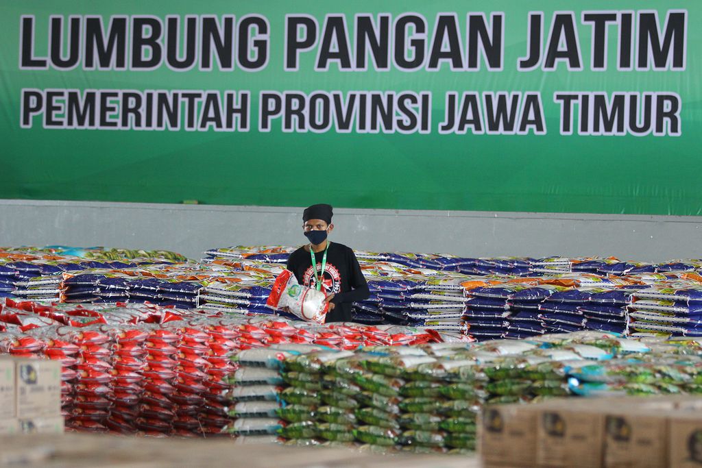 Warga Berdesakan Antre Sembako Murah Lumbung Pangan Jatim