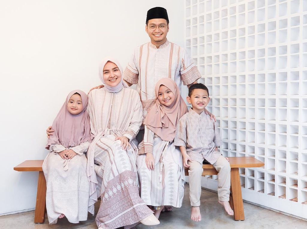 Ria Miranda Rilis Baju Lebaran saat Pandemi, Keluarga Jadi Model Dadakan Ria Miranda Rilis Baju Lebaran saat Pandemi, Keluarga Jadi Model Dadakan