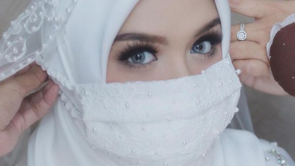 7 Gaya Vebby Palwinta Menikah Saat Corona, Gaun Pengantinnya Dibuat Kilat