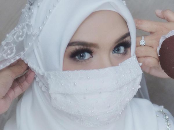 7 Gaya Vebby Palwinta Menikah Saat Corona, Gaun Pengantinnya Dibuat Kilat