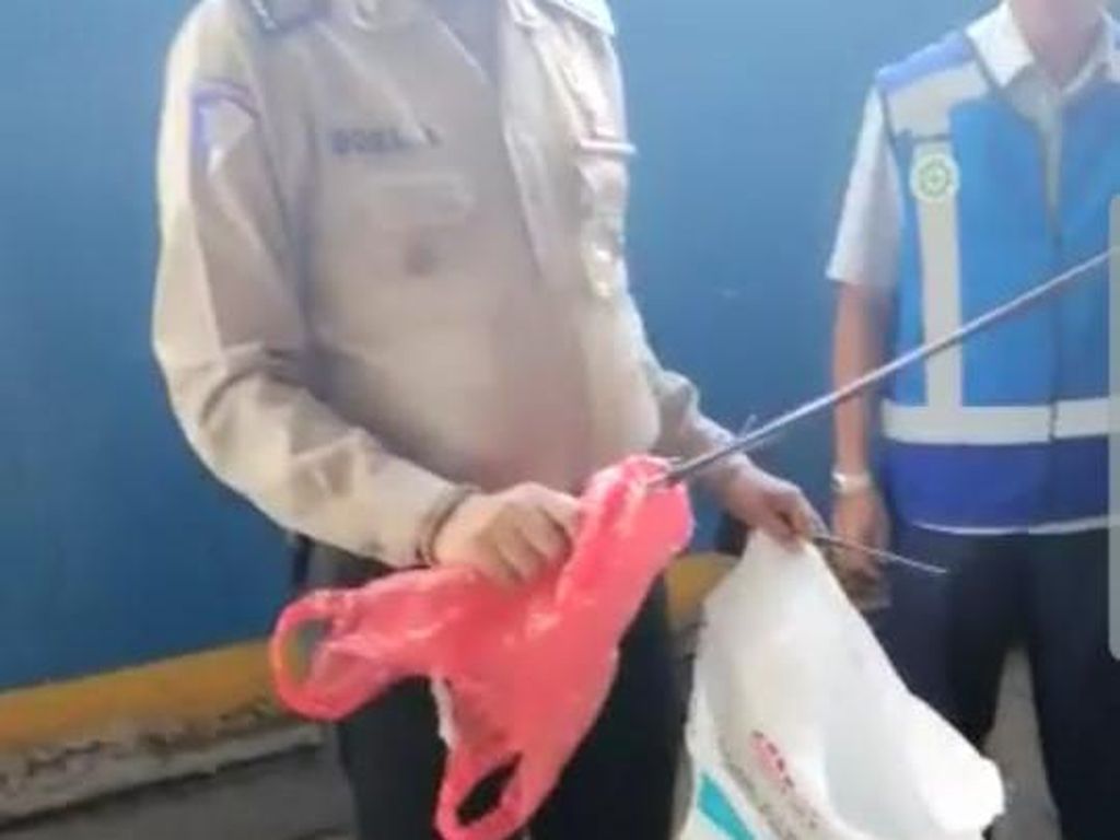 Polisi Tangkap Pelaku yang Buang Celurit di Gerbang Tol Slipi Polisi Tangkap Pelaku yang Buang Celurit di Gerbang Tol Slipi